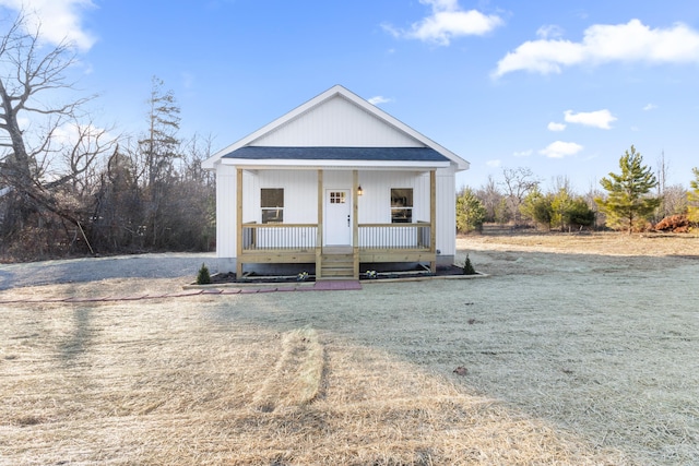 view of front of house with a porch and a front lawn