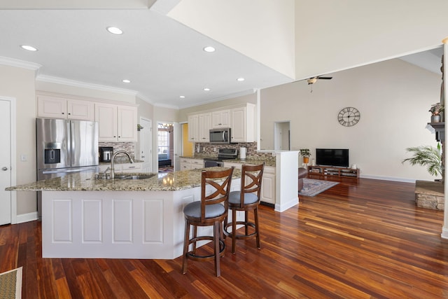 kitchen featuring visible vents, dark wood-style floors, appliances with stainless steel finishes, white cabinetry, and a sink