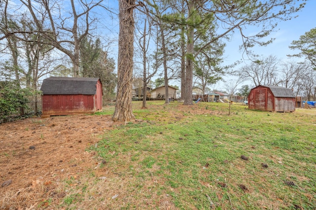 view of yard with a storage shed