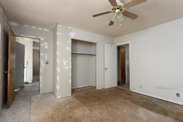 unfurnished bedroom with ceiling fan, a closet, and a textured ceiling