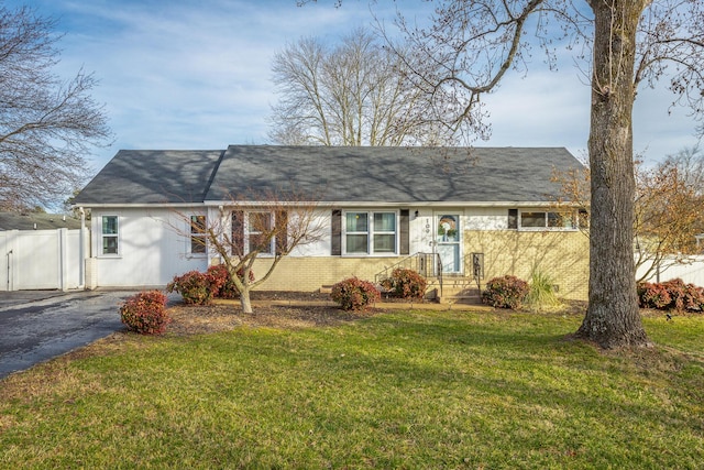 single story home with a front lawn