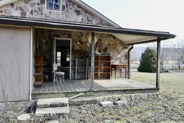 property entrance featuring a wooden deck