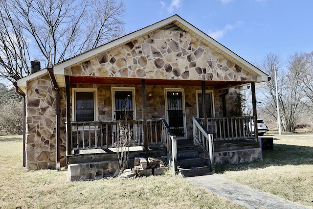 view of front of house featuring a porch and a front lawn