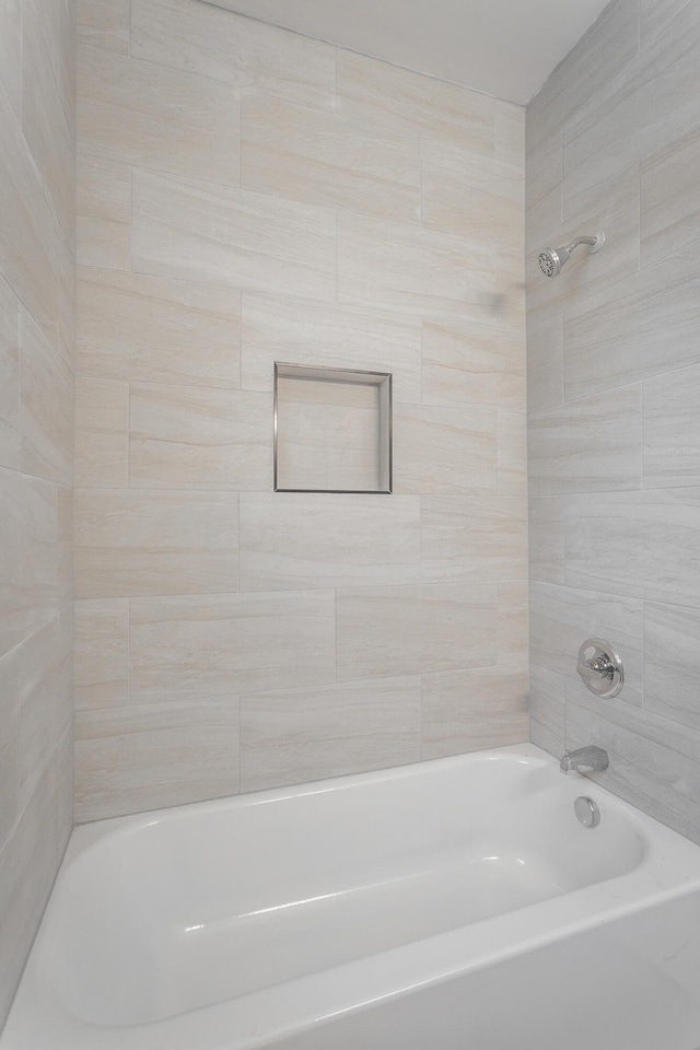 bathroom with tiled shower / bath