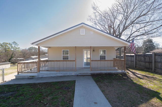 view of front facade featuring covered porch and a front lawn