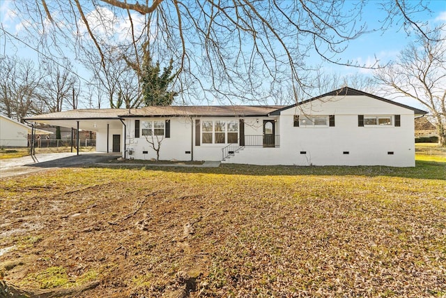 view of front of home featuring a carport and a front yard