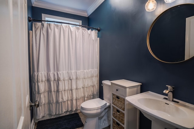 full bathroom featuring crown molding, toilet, sink, and shower / bath combo with shower curtain