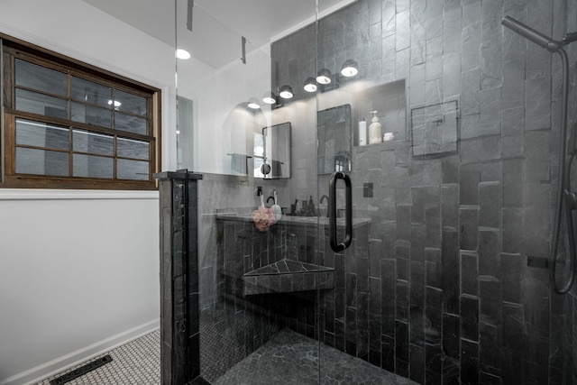 bathroom featuring a tile shower