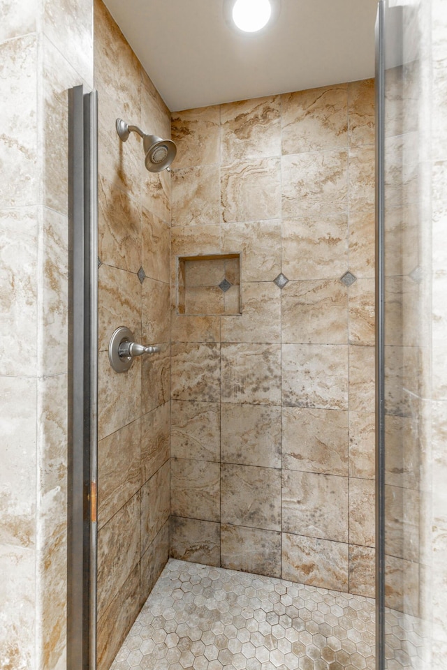 bathroom featuring a tile shower