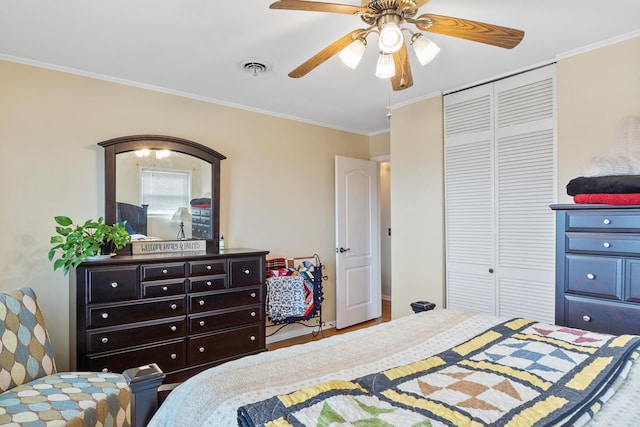 bedroom featuring crown molding, ceiling fan, a closet, and hardwood / wood-style flooring