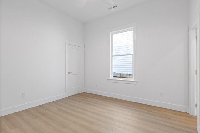 unfurnished room featuring light hardwood / wood-style flooring and ceiling fan