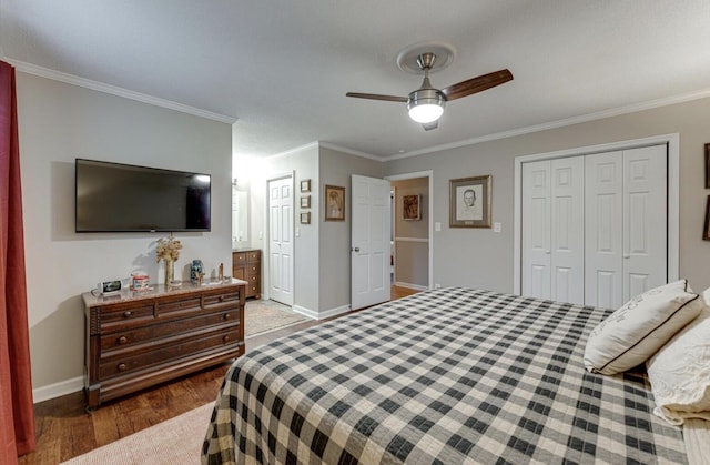 bedroom featuring a closet, ornamental molding, dark hardwood / wood-style floors, and ceiling fan