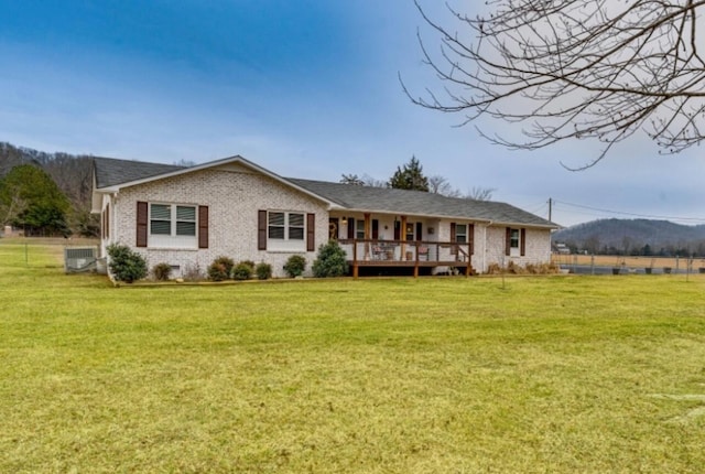 view of front of property with a front yard