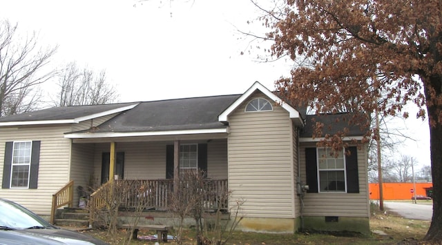 single story home with a porch