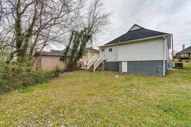 back of house featuring a lawn