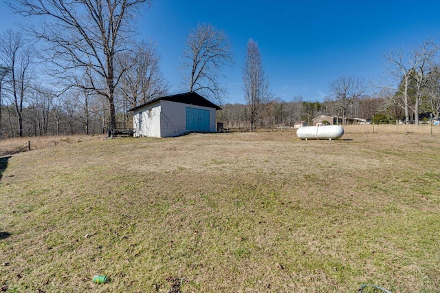 view of yard with an outdoor structure