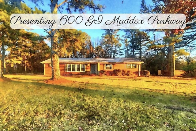 view of front of home featuring a front yard