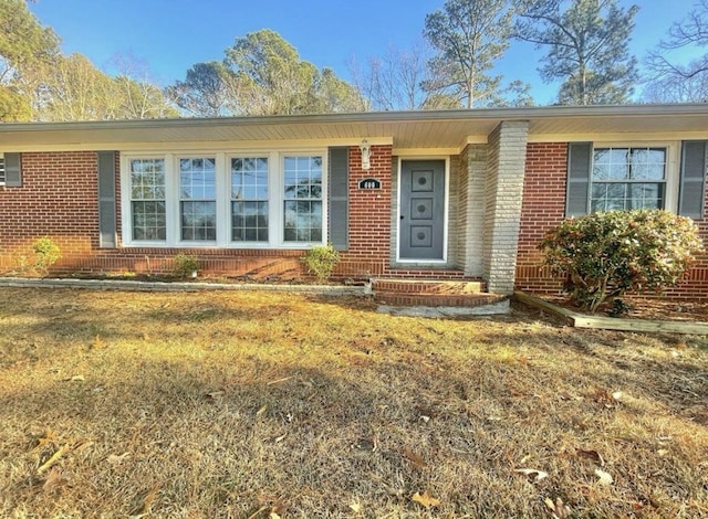 ranch-style house featuring a front yard