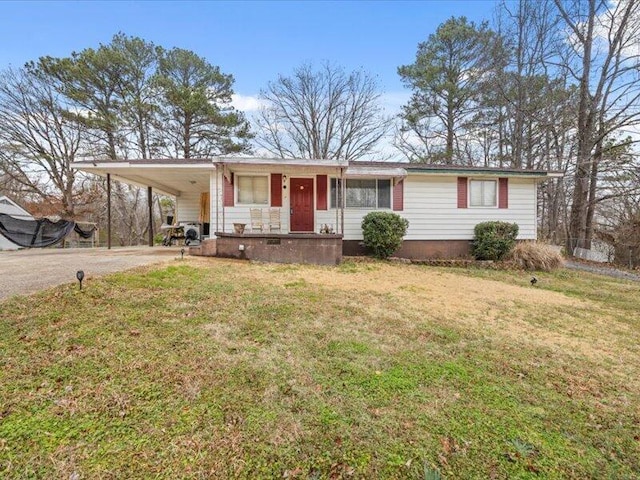 view of front of home featuring a front yard and a carport