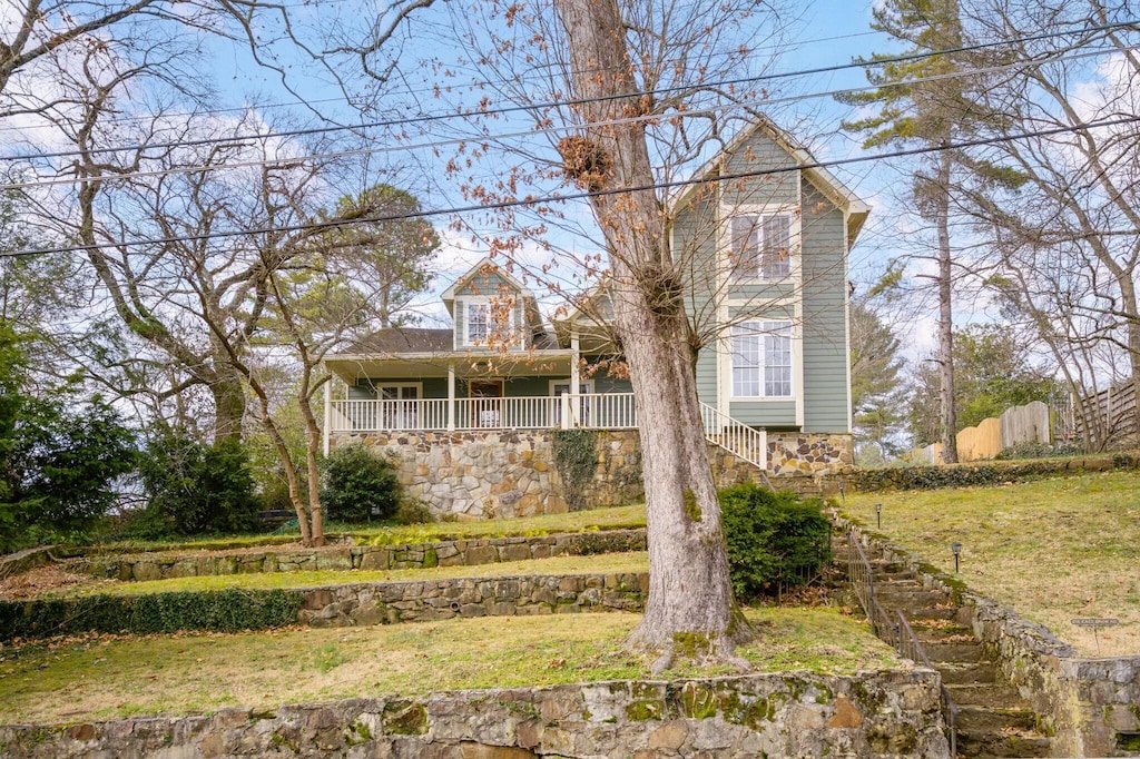 view of front facade featuring a front yard