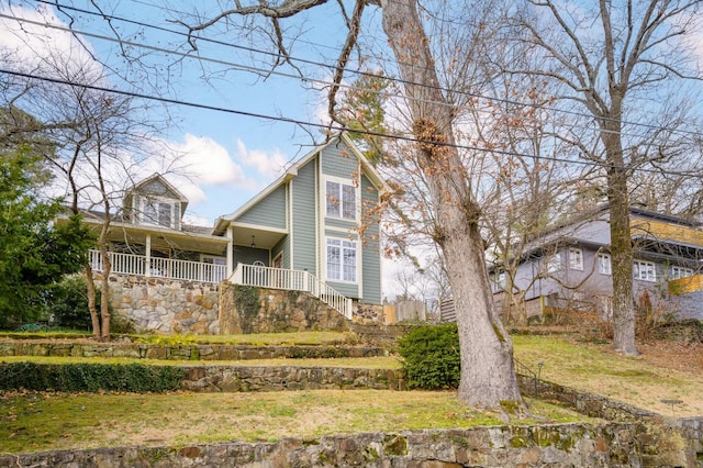 view of front of property featuring a front yard