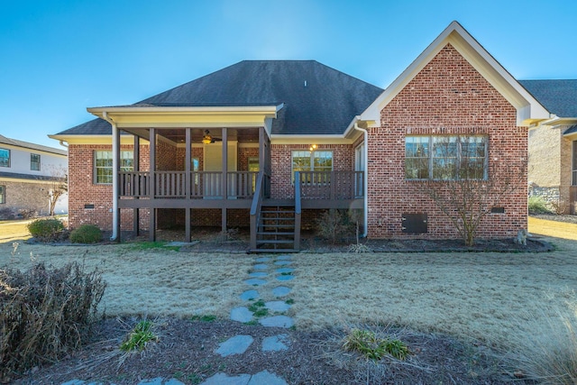 view of front of home with ceiling fan and a front yard