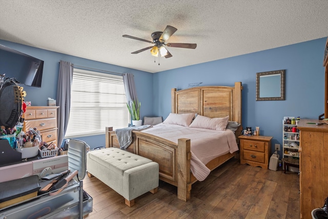 bedroom featuring a textured ceiling, dark hardwood / wood-style floors, and ceiling fan