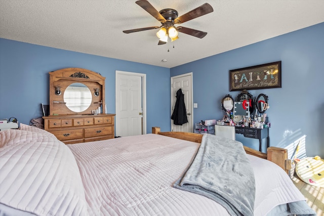 bedroom featuring ceiling fan and a textured ceiling