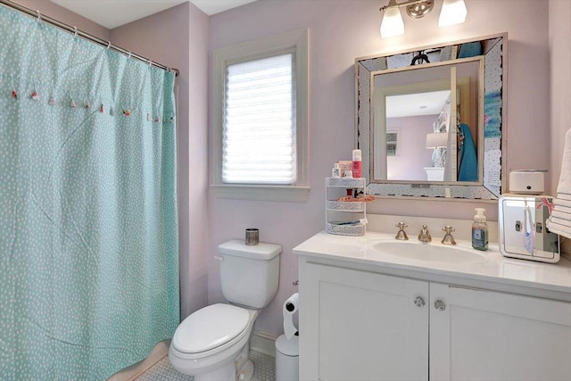 bathroom featuring a shower with curtain, vanity, and toilet