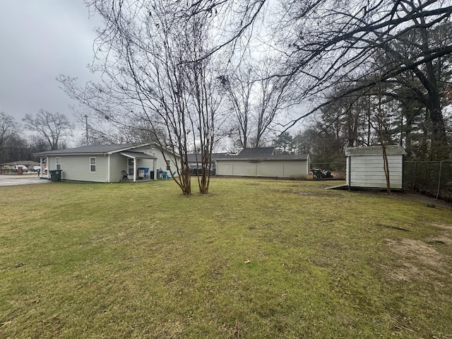 view of yard featuring a shed