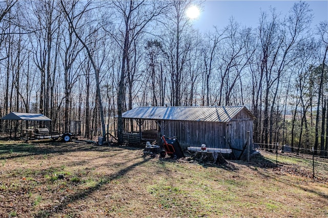 view of yard featuring an outdoor structure