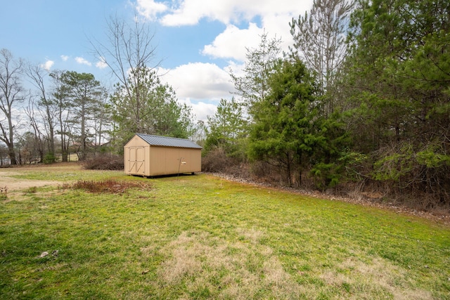 view of yard featuring a shed