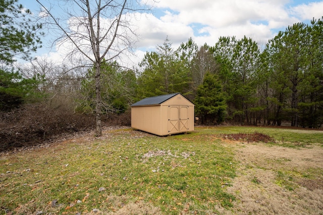 view of yard with a storage unit