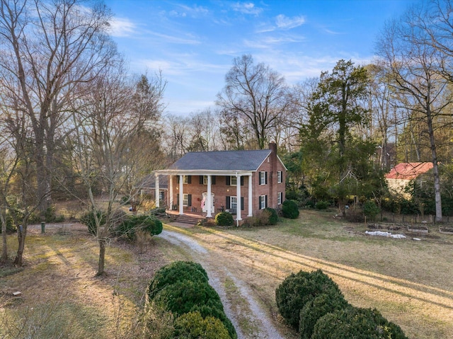 view of front facade with a porch and a front lawn