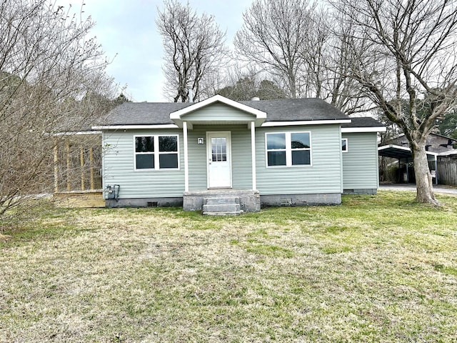 view of front facade featuring crawl space, roof with shingles, and a front yard