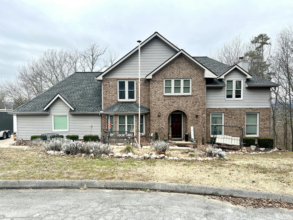 front of property featuring a front lawn