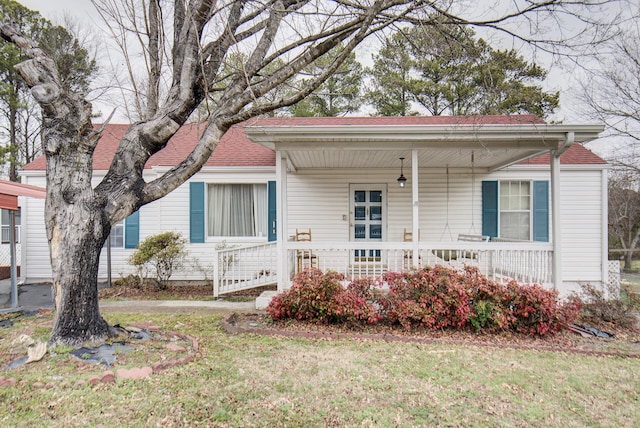 view of front facade with a porch and a front yard