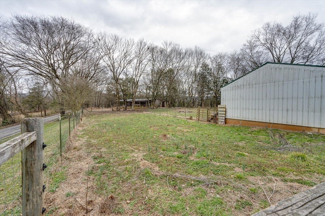 view of yard with an outdoor structure