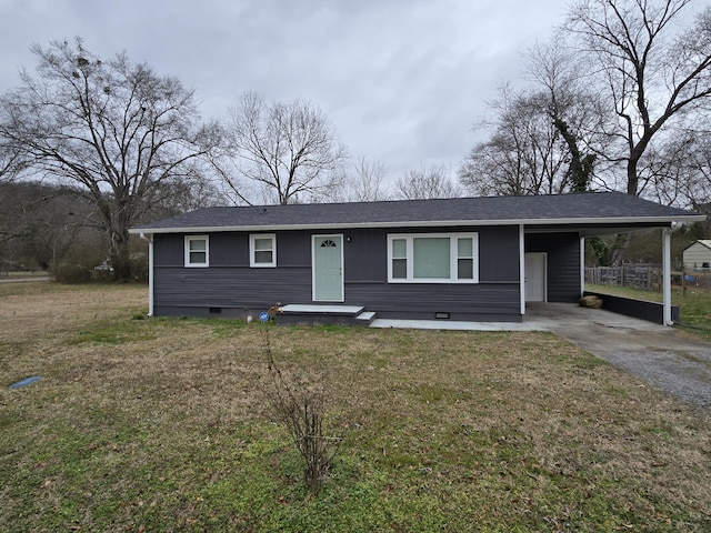 view of front of property featuring a front yard and a carport