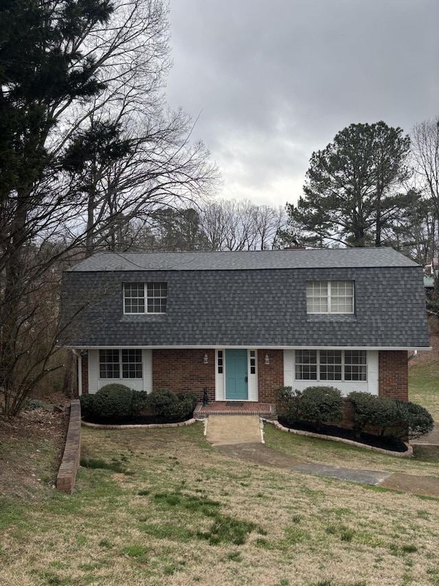 view of front facade featuring a front yard