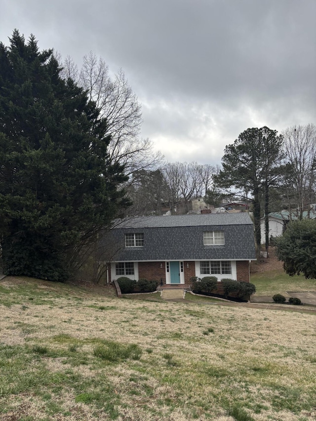 view of front of home with a front lawn