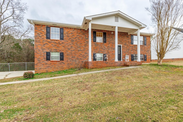 view of front of property featuring a front lawn