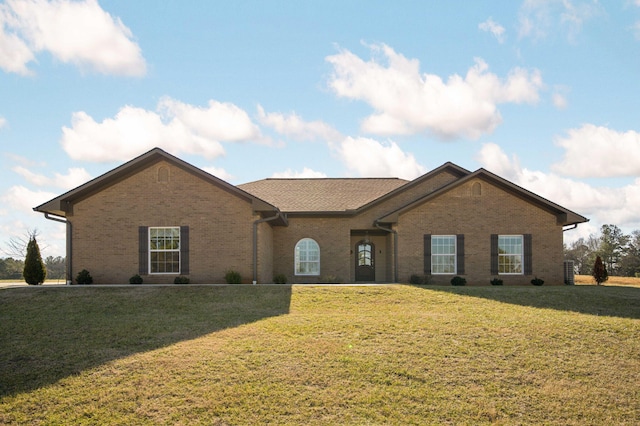 single story home with a front lawn