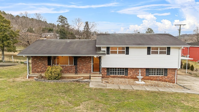 view of front facade featuring a front yard