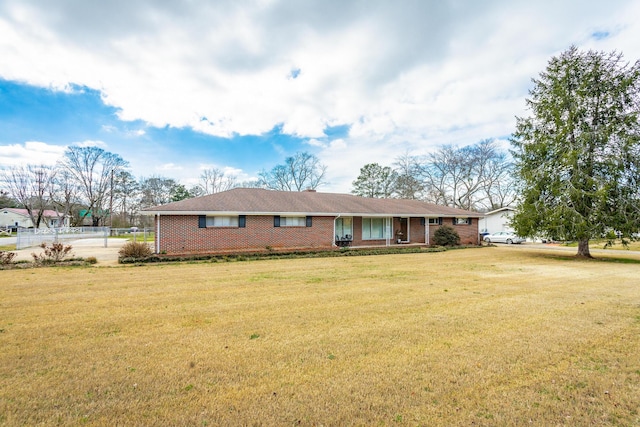 single story home with a front yard