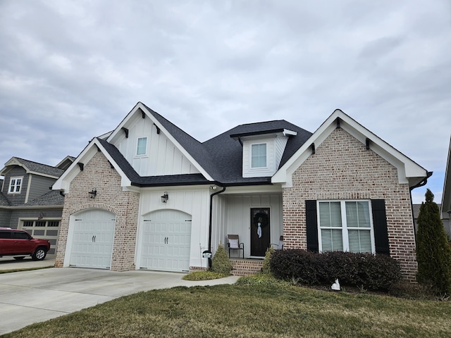 view of front of property with a front yard