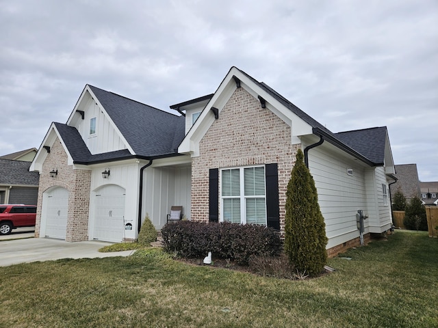 view of front facade featuring a front lawn and a garage