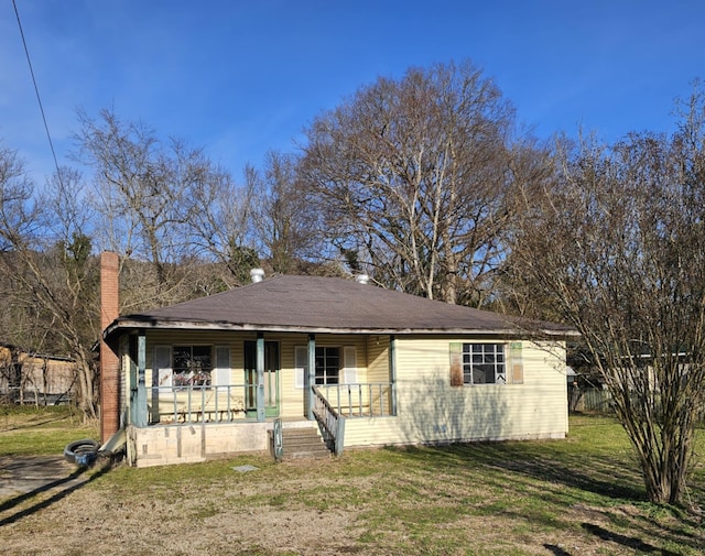 ranch-style home with a front lawn and a porch