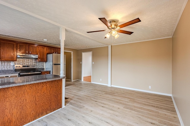 kitchen with crown molding, ceiling fan, appliances with stainless steel finishes, tasteful backsplash, and light wood-type flooring