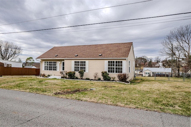 view of front of house featuring a front lawn